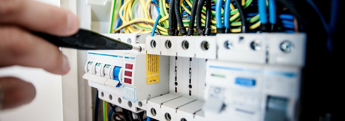 Revisión de protecciones y conexiones dentro de un tablero eléctrico