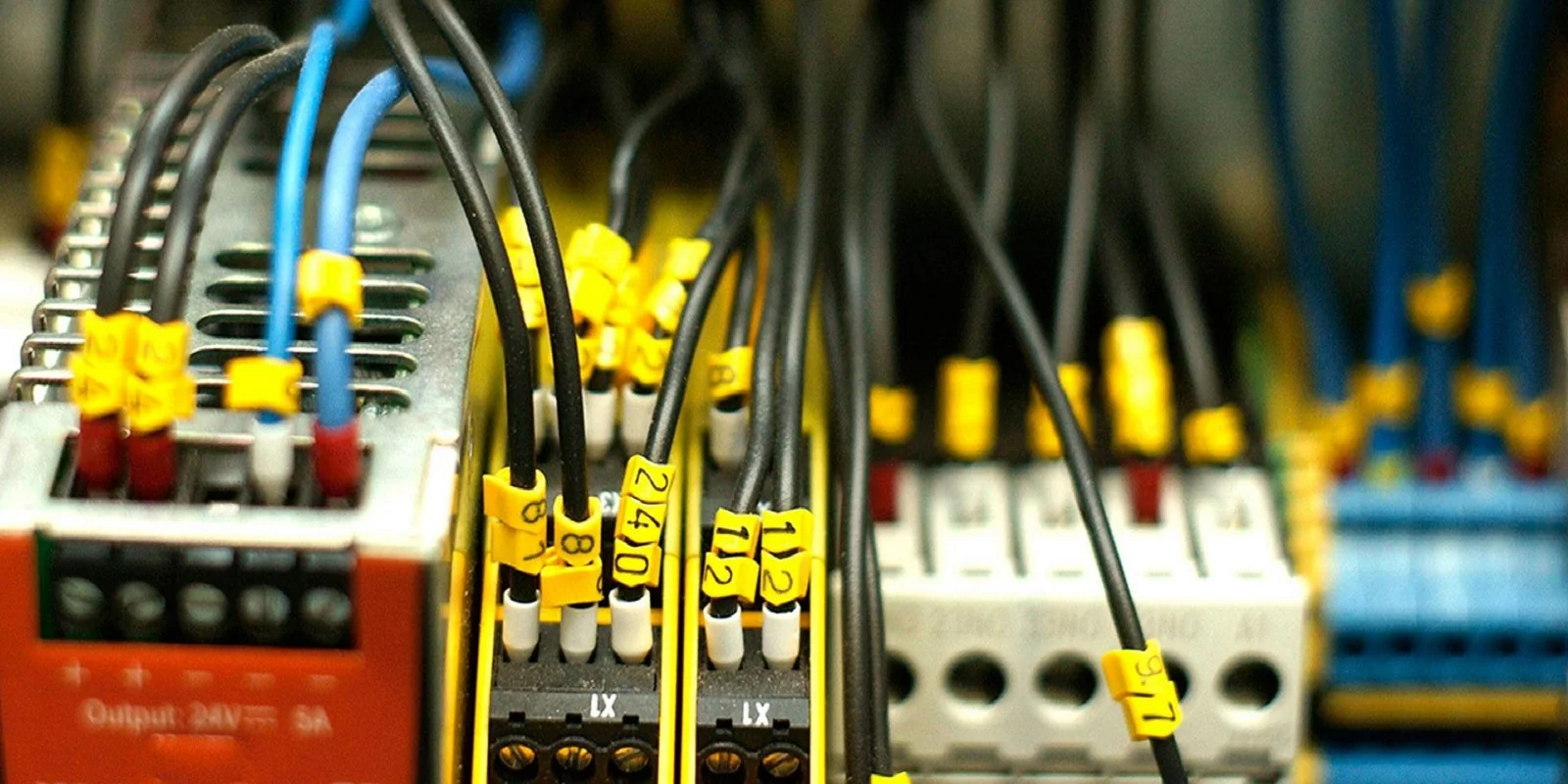 Detalle de conexiones y componentes de una instalación eléctrica